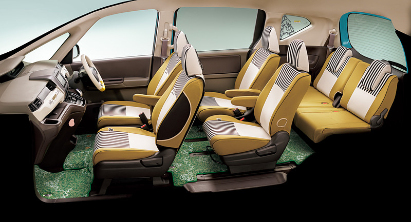 《BARBAPAPA》 COLLECTIONのインテリアアイテム装着イメージ。芝生調の「フロアカーペットマット（デザインタイプ/消臭・抗菌加工/ヒールパッド付）」は、フリードのハイブリッド車用が各7万2360円、ガソリン車用が各6万6960円、フリード＋のハイブリッド車用が各6万480円、ガソリン車用が各5万5080円