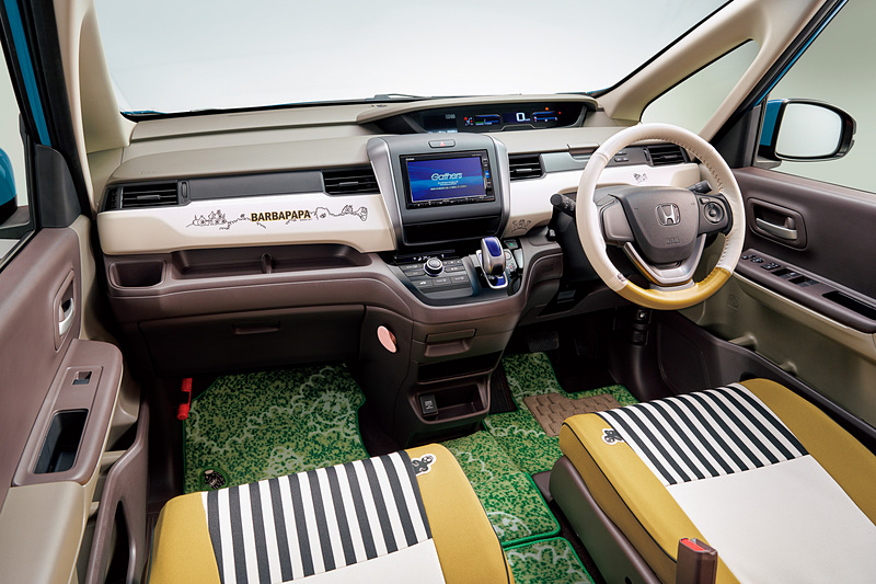 「シートカバー（フルタイプ/ファブリック/運転席・助手席シートバックアッパーポケット＆助手席シートバックポケット対応ファスナー付）」の価格はフリード用が各5万7240円、フリード＋用が4万2120円