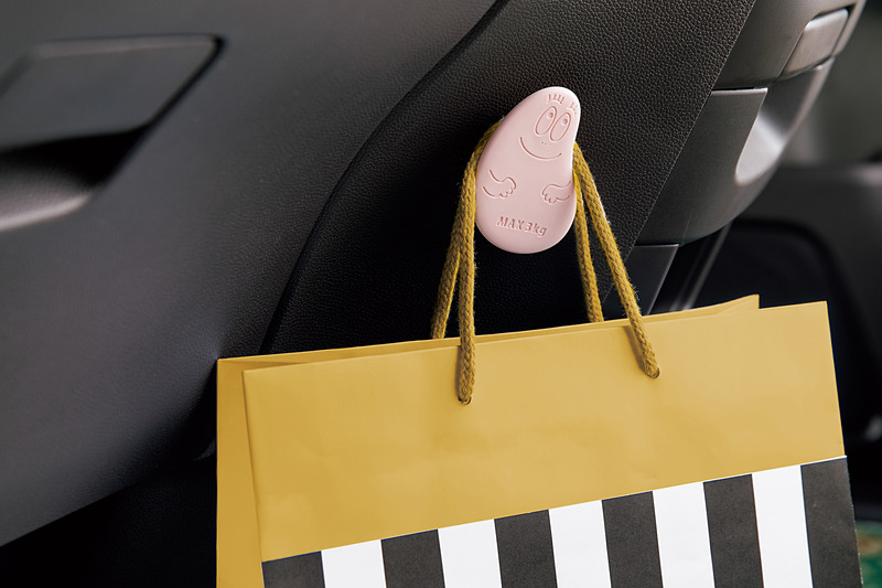 助手席側センターコンソール横に取り付ける「バーバパパコンビニフック」。3.0kgまでの荷重に対応して、価格は1944円