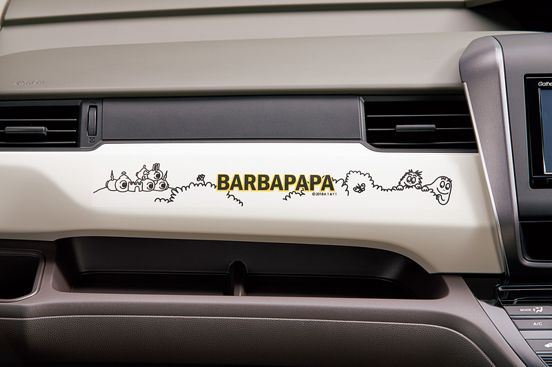 落ち着いた雰囲気を演出する「インテリアパネル（マッドアイボリー/アウトレットパネル（運転席・助手席側用2枚セット）」の価格は2万1600円。インパネミドルエリア（助手席側1カ所、運転席側2カ所）に貼り付ける「インテリアステッカー（3枚セット）」の価格は5400円。インテリアステッカーはピアノブラック調のインテリアパネルとの同時装着でも取り付け可能