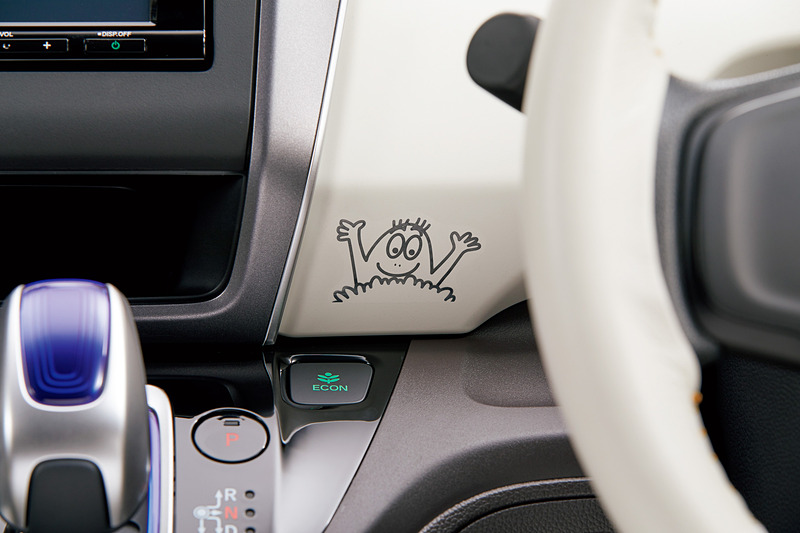 落ち着いた雰囲気を演出する「インテリアパネル（マッドアイボリー/アウトレットパネル（運転席・助手席側用2枚セット）」の価格は2万1600円。インパネミドルエリア（助手席側1カ所、運転席側2カ所）に貼り付ける「インテリアステッカー（3枚セット）」の価格は5400円。インテリアステッカーはピアノブラック調のインテリアパネルとの同時装着でも取り付け可能