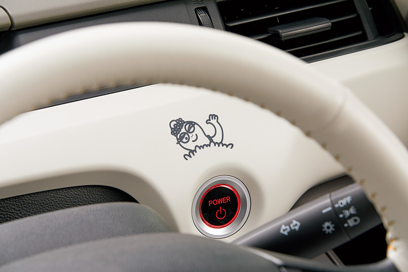 落ち着いた雰囲気を演出する「インテリアパネル（マッドアイボリー/アウトレットパネル（運転席・助手席側用2枚セット）」の価格は2万1600円。インパネミドルエリア（助手席側1カ所、運転席側2カ所）に貼り付ける「インテリアステッカー（3枚セット）」の価格は5400円。インテリアステッカーはピアノブラック調のインテリアパネルとの同時装着でも取り付け可能