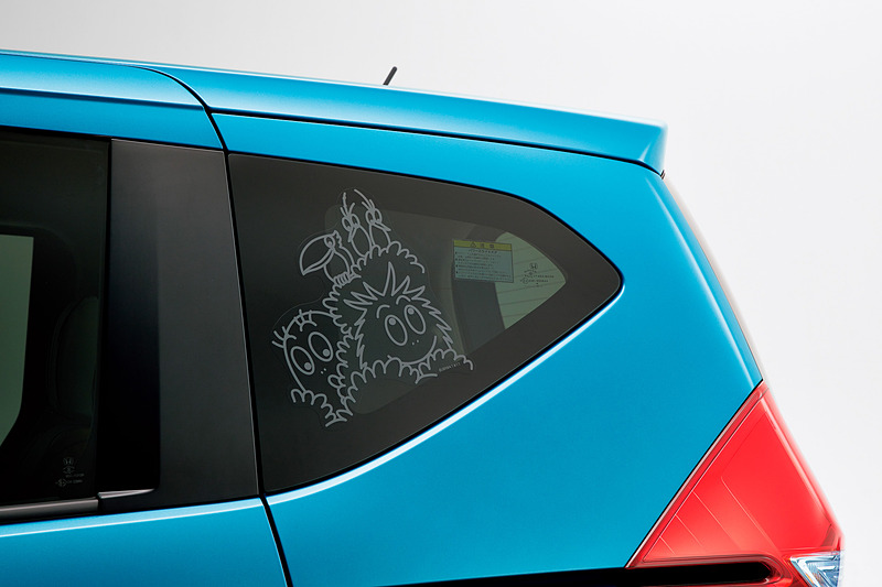 エクステリアもバーバパパのキャラクターで演出できる「エクステリアステッカー（ドアミラー部・リアクォーターウィンドウ部）」は、左右4枚セットで8640円