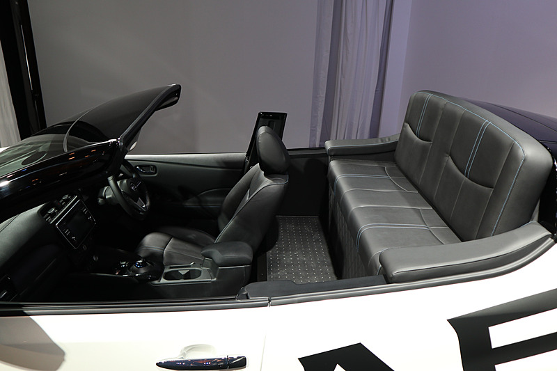 リアシートはパレードカーのように高い位置にレイアウトされ、シートベルトやヘッドレストなどは備えていない