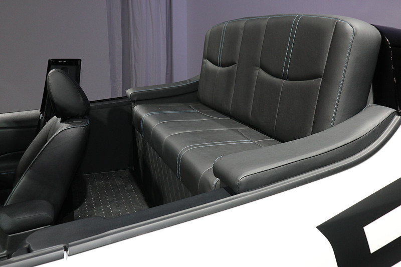 リアシートはパレードカーのように高い位置にレイアウトされ、シートベルトやヘッドレストなどは備えていない