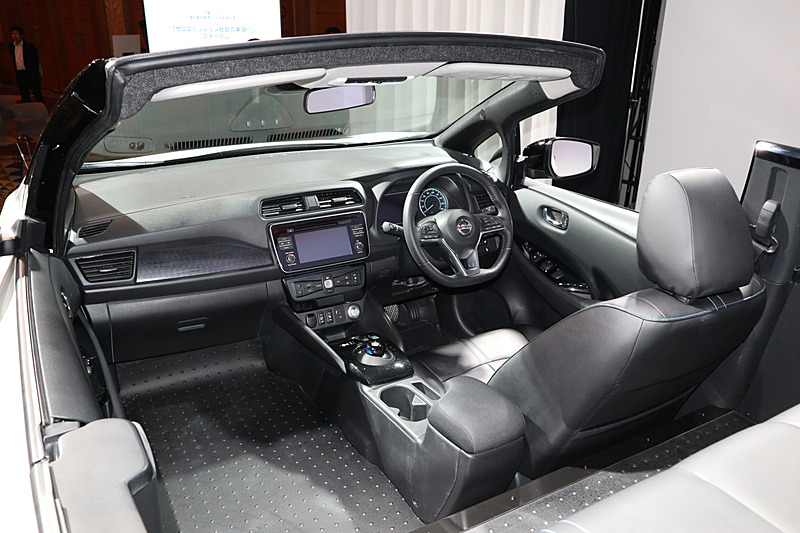 フロントシートは運転席のみで、助手席は取り外されている