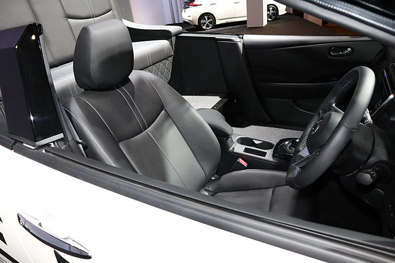 フロントシートは運転席のみで、助手席は取り外されている