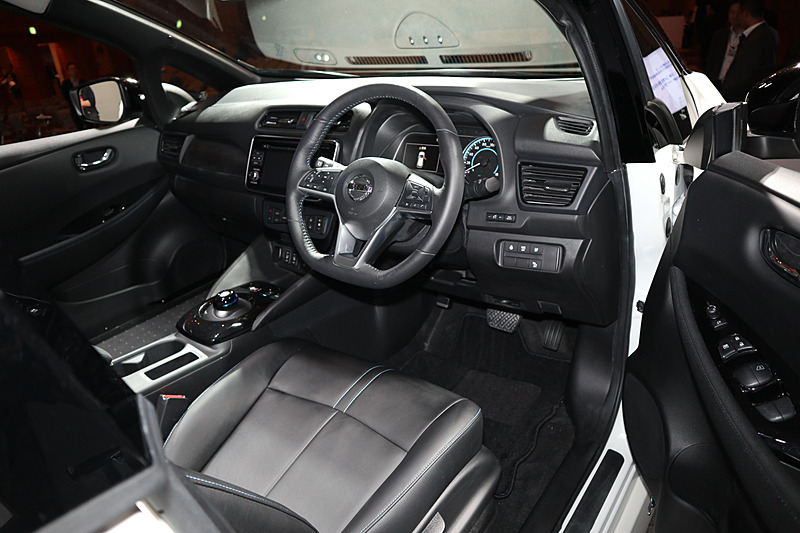 フロントシートは運転席のみで、助手席は取り外されている