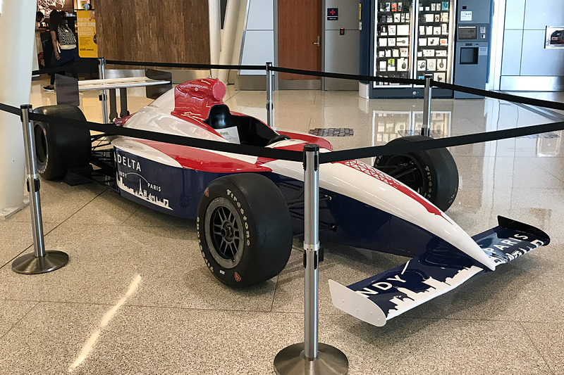 デルタ航空は、インディアナポリス空港とパリのシャルル・ド・ゴール空港の直行便をインディカーを使ってアピールしていた