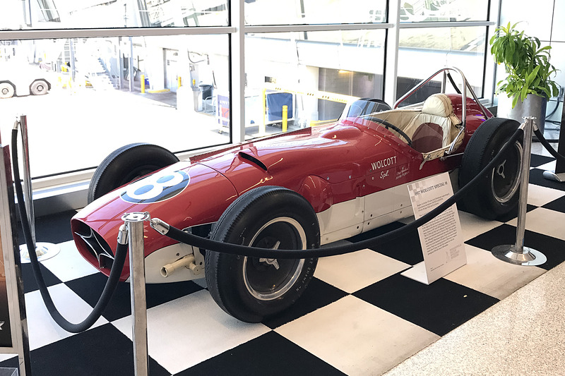 クラシックなインディカーの展示