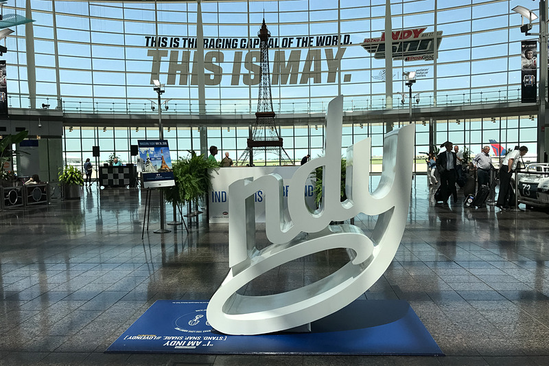 インディアナポリス空港のロビー。インディ500が前面に押し出されている。中央の「ndy」は、人が横に立つと「Indy」となる