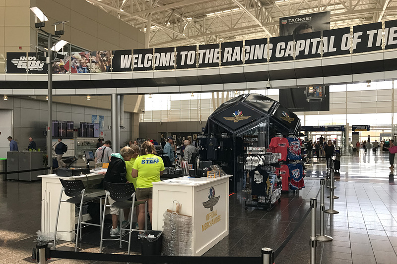 インディアナポリス空港ロビーのオフィシャルショップ