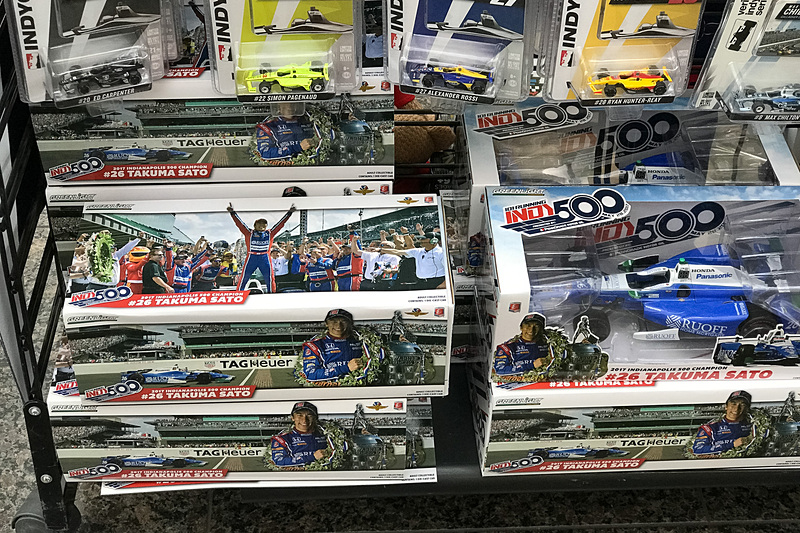 佐藤琢磨選手の優勝車のカーモデルも販売中