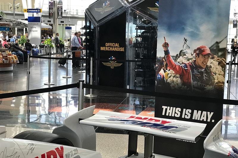 マシンの背後には佐藤琢磨選手。そして「THIS IS MAY.」