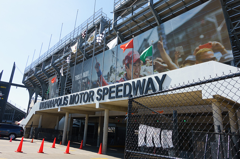 南のゲートには佐藤琢磨選手。そして「THIS IS MAY.」