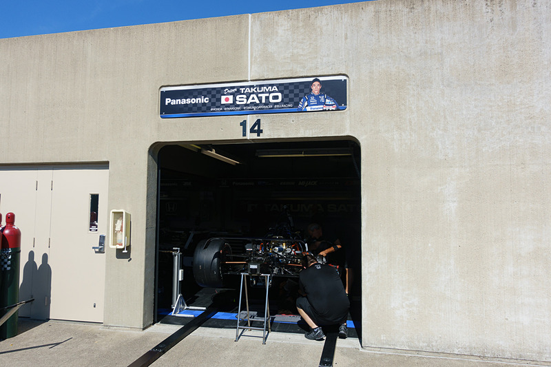 佐藤琢磨選手は30号車。こちらがそのガレージ