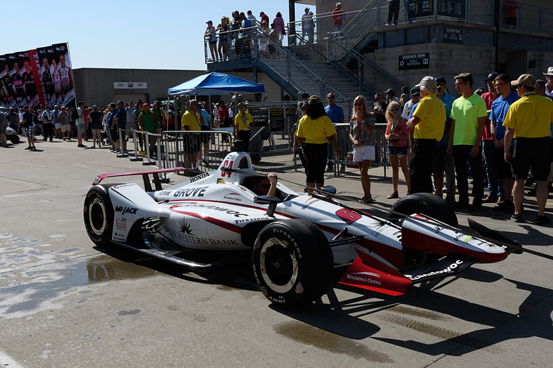 カーブ・デイの走行に向けて続々とマシンが運び込まれる