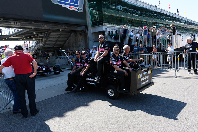 スタッフやマシン、ドライバーなど、ランダムに登場