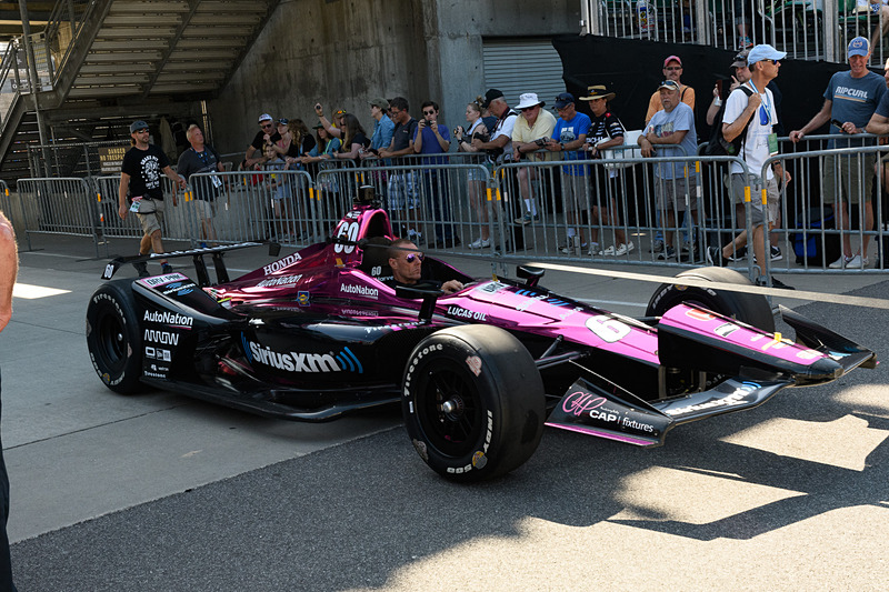 スタッフやマシン、ドライバーなど、ランダムに登場