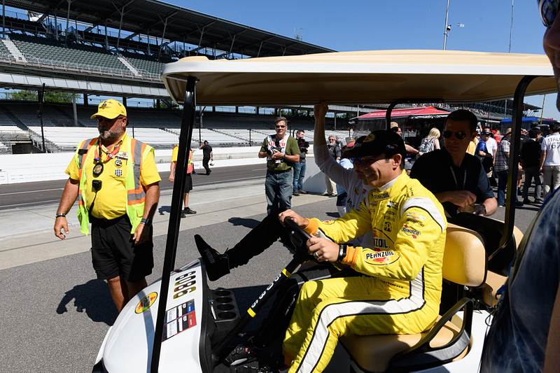 スタッフやマシン、ドライバーなど、ランダムに登場