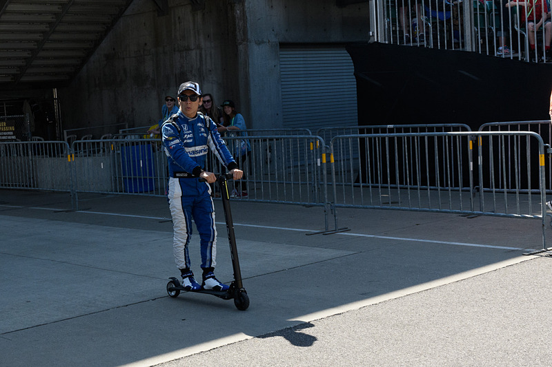 2017年と同様、電動キックボードで登場した佐藤琢磨選手