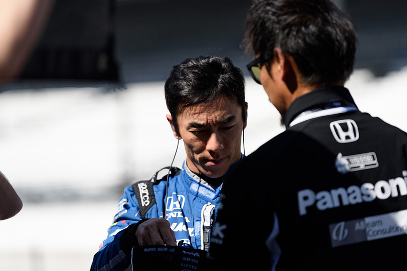 カーブ・デイのスタートに向け準備。走行とチェックを繰り返していた