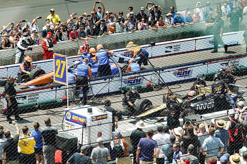 決勝戦のレース2は手前、5号車 ジェームス・ヒンチクリフ選手が勝利