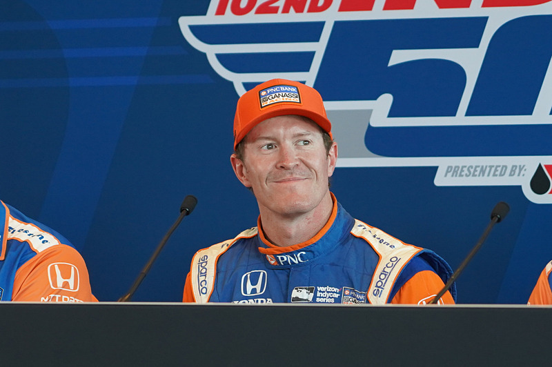 優勝したディクソン選手とチップ・ガナッシ・レーシングのクルーが記者会見に臨む