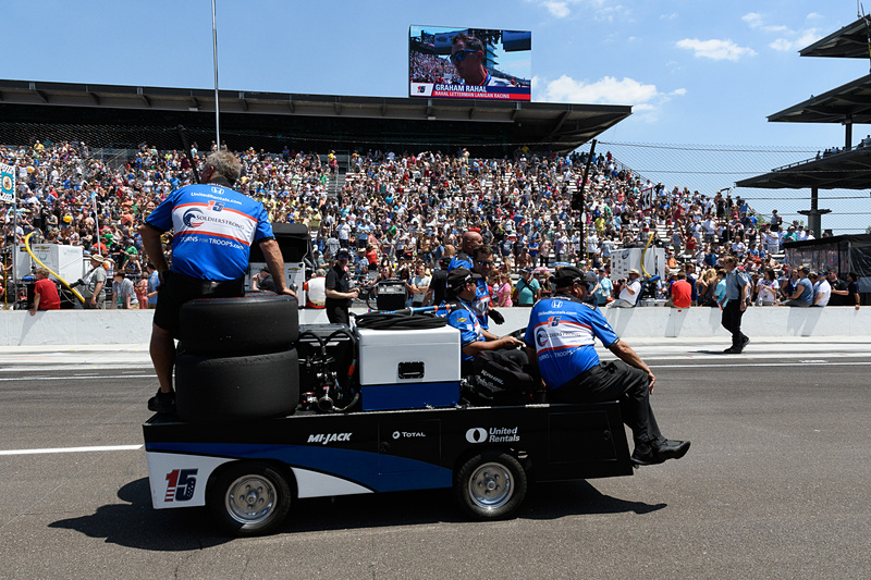 スタッフもチームのカートで移動