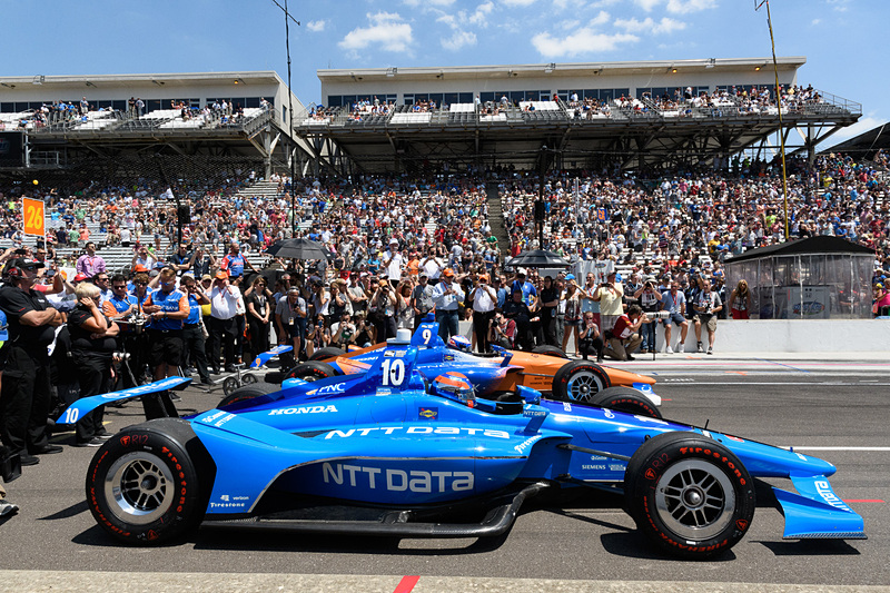 12チームでピット作業の速さを競うピットストップチャレンジ。2チームずつの勝ち抜き戦を行なっていく