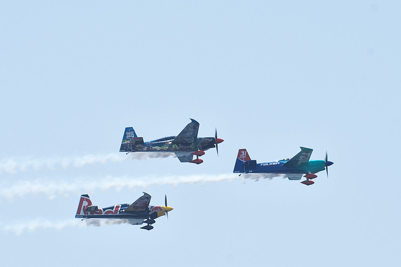 2017年千葉大会のトップ3選手、室屋義秀選手、ペトル・コプシュタイン選手、マルティン・ソンカ選手が編隊飛行で来場者に挨拶