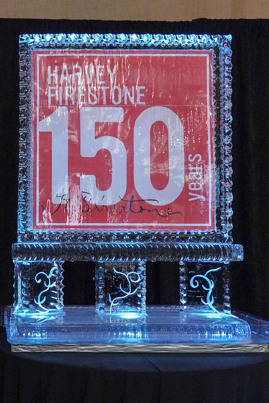 ハーベイ・サミュエル・ファイアストンの生誕150周年を記念して作られた氷のパネル