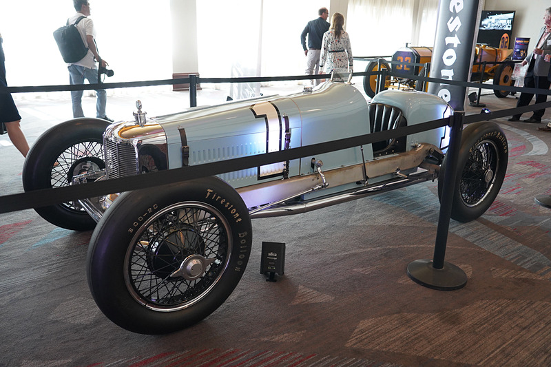 かつてのインディカーのレーシングカーも展示（1号車は実車、32号車はレプリカ）