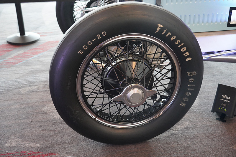 かつてのインディカーのレーシングカーも展示（1号車は実車、32号車はレプリカ）