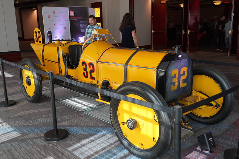 かつてのインディカーのレーシングカーも展示（1号車は実車、32号車はレプリカ）
