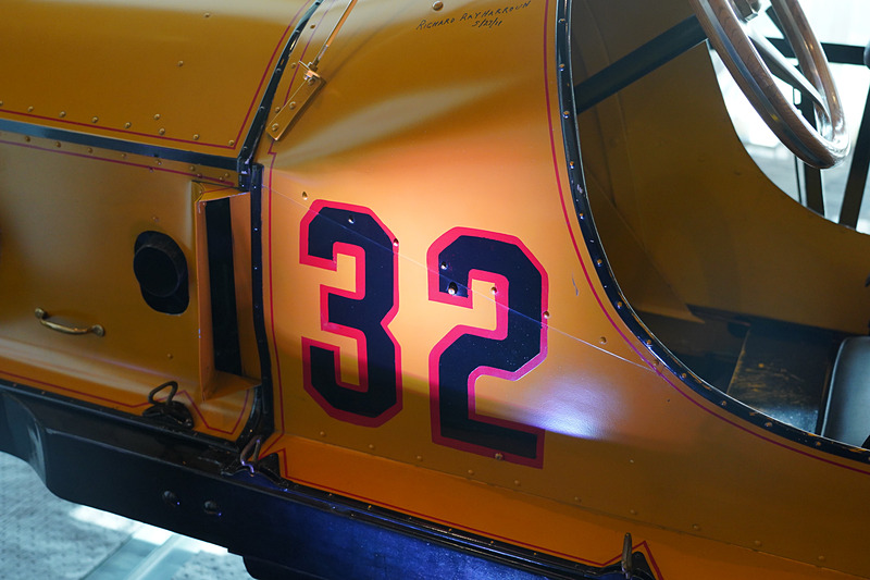 かつてのインディカーのレーシングカーも展示（1号車は実車、32号車はレプリカ）