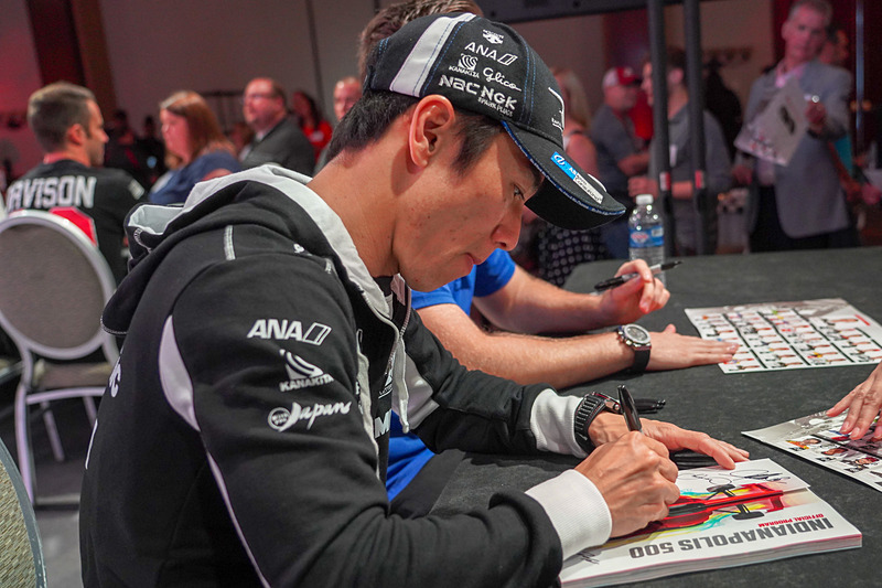 ディフェンディングウイナーはもちろん大人気で多くのファンが列をなしていた