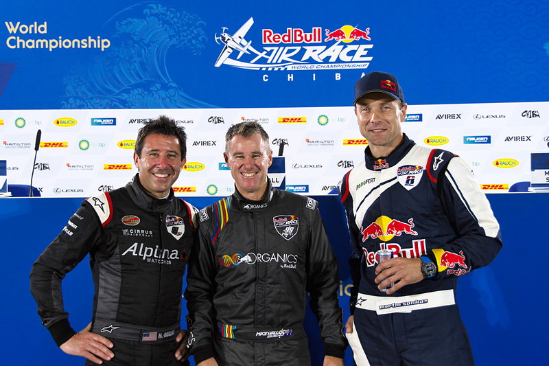 左から2位のマイケル・グーリアン選手、優勝のマット・ホール選手、3位のマルティン・ソンカ選手