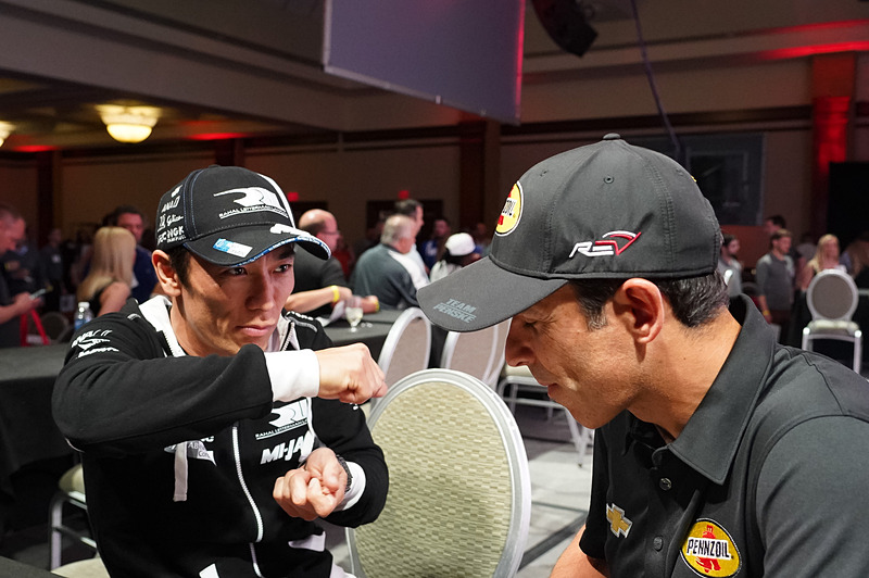 エリオ・カストロネベス選手と、何事か話をする佐藤琢磨選手。身振りからはマシンの状態を話しているように見える