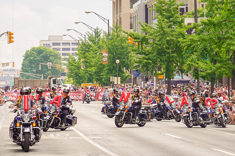 どこの国でも、パレードの最初は白バイ隊（こちらでは白くないが）と決まっているのか、地元警察のオートバイ部隊がINDIANAPOLIS 500の文字をバイクで表現