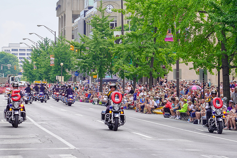 どこの国でも、パレードの最初は白バイ隊（こちらでは白くないが）と決まっているのか、地元警察のオートバイ部隊がINDIANAPOLIS 500の文字をバイクで表現