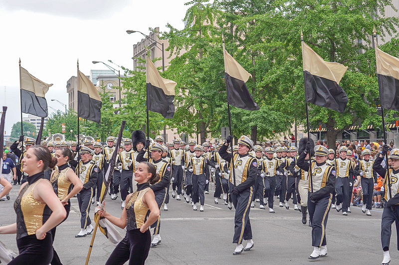 パレードの様子、地元の高校や企業などが工夫して作っている山車もなかなか見所