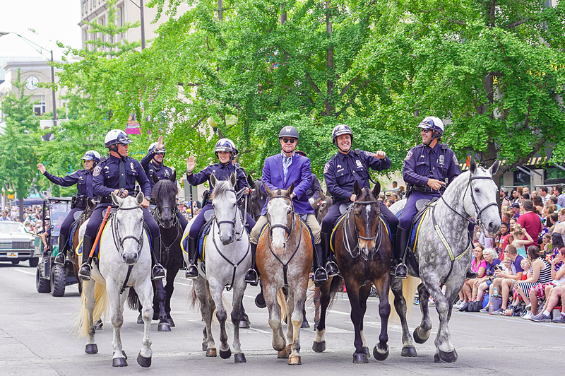 パレードの様子、地元の高校や企業などが工夫して作っている山車もなかなか見所
