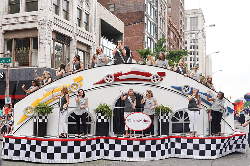 パレードの様子、地元の高校や企業などが工夫して作っている山車もなかなか見所