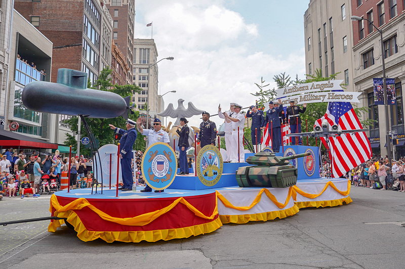 パレードの様子、地元の高校や企業などが工夫して作っている山車もなかなか見所