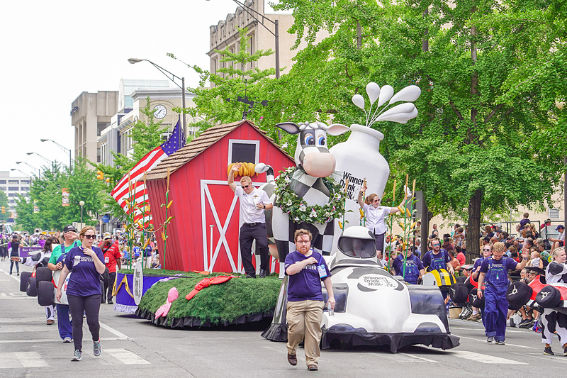 インディ500勝者が飲む牛乳を提供する地元の酪農協会の山車。果たして今年は誰が牛乳を飲むのか……