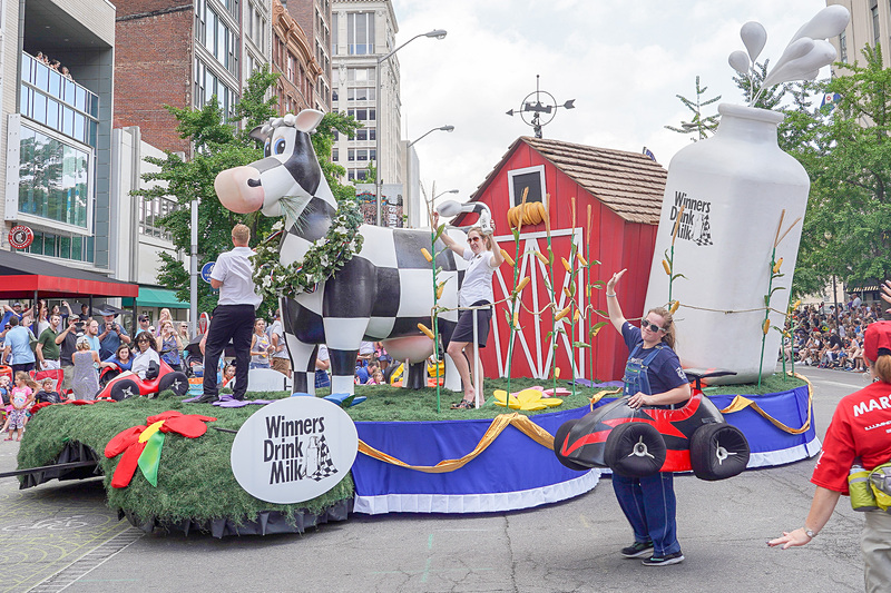 インディ500勝者が飲む牛乳を提供する地元の酪農協会の山車。果たして今年は誰が牛乳を飲むのか……