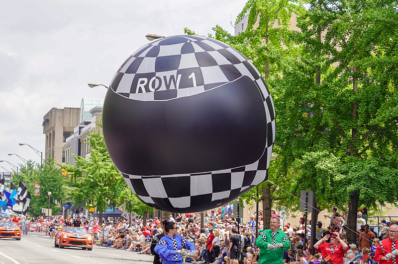 各列が来る前にはバルーンで列が表示される。こちらはROW1、つまりフロントローのバルーン