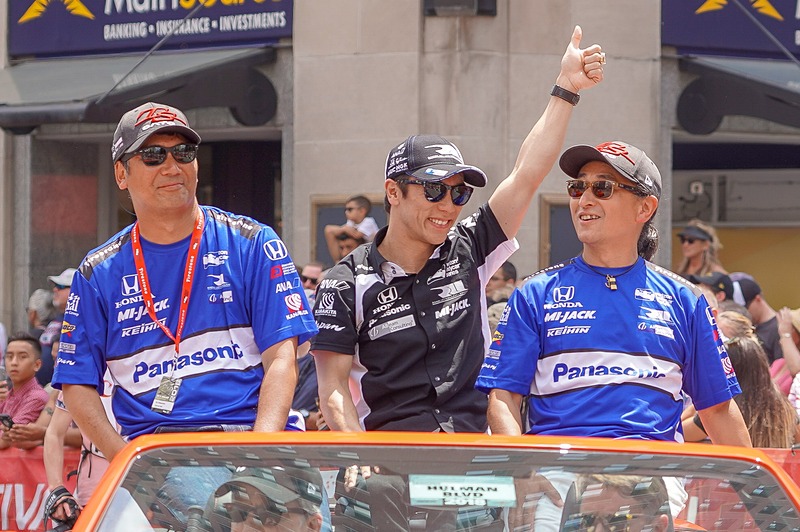 インディアナポリス市内のパレードに参加した佐藤琢磨選手