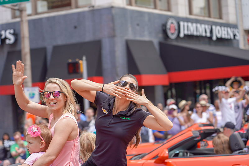 沿道のファンに熱い投げキッスを送るダニカ・パトリック選手。今回のレースがレーシングドライバーからの引退レースとなる